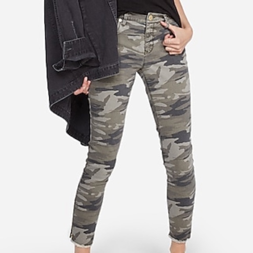 Mid Rise Camo Print Ankle Leggings